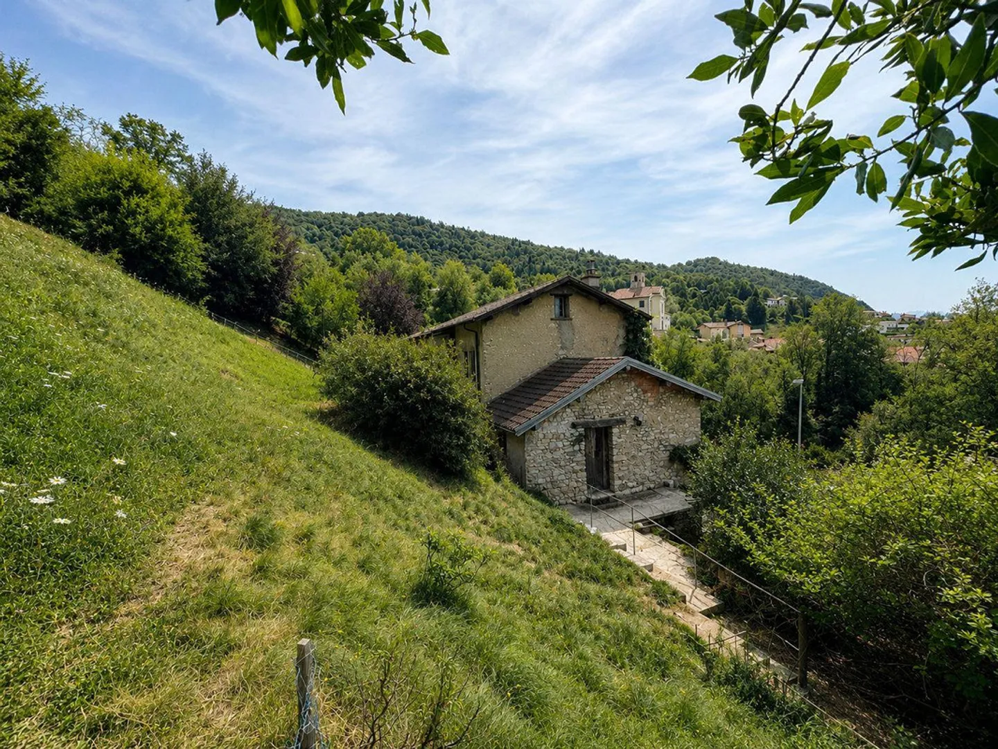 Bâtiment caractéristique à rénover avec grand terrain constructible et trois parcelles forestières supplémentaires - Photo 6 sur 10