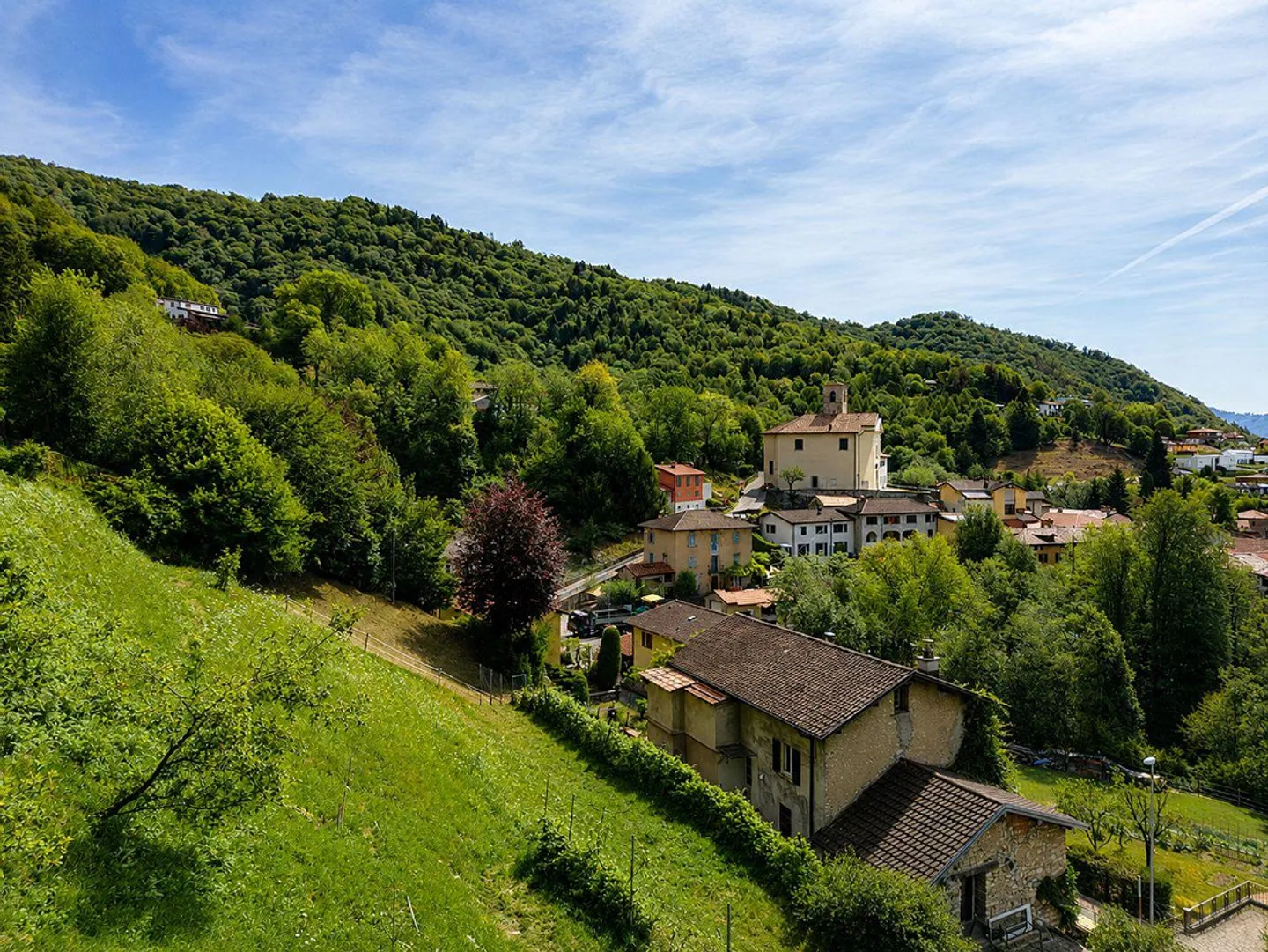 Bâtiment caractéristique à rénover avec grand terrain constructible et trois parcelles forestières supplémentaires - Photo 7 sur 10