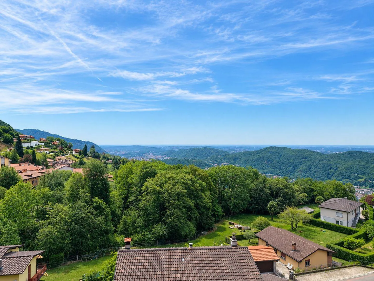 Bâtiment caractéristique à rénover avec grand terrain constructible et trois parcelles forestières supplémentaires - Photo 8 sur 10