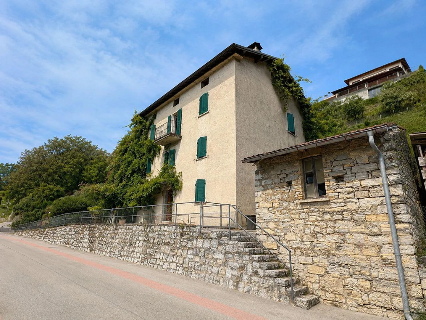 Bâtiment caractéristique à rénover avec grand terrain constructible et trois parcelles forestières supplémentaires - Photo 4 sur 10