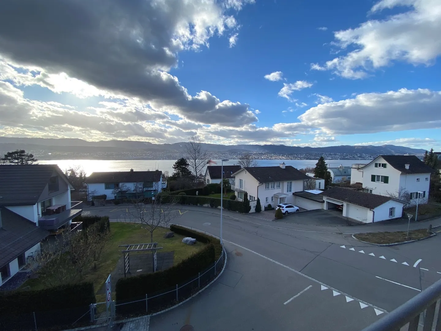 Living on the Gold Coast with magnificent lake view - Photo 7 of 9