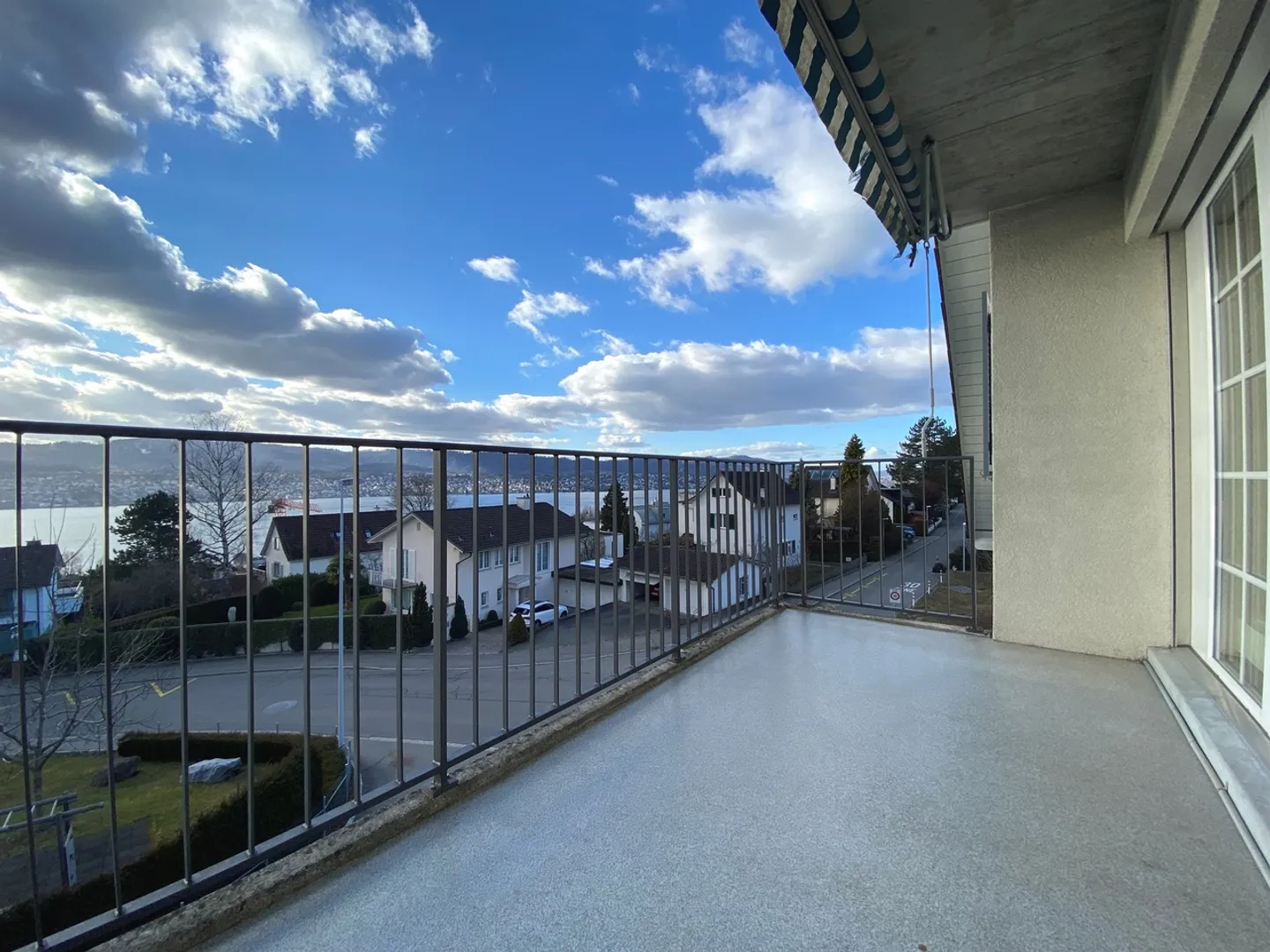 Living on the Gold Coast with magnificent lake view - Photo 8 of 9