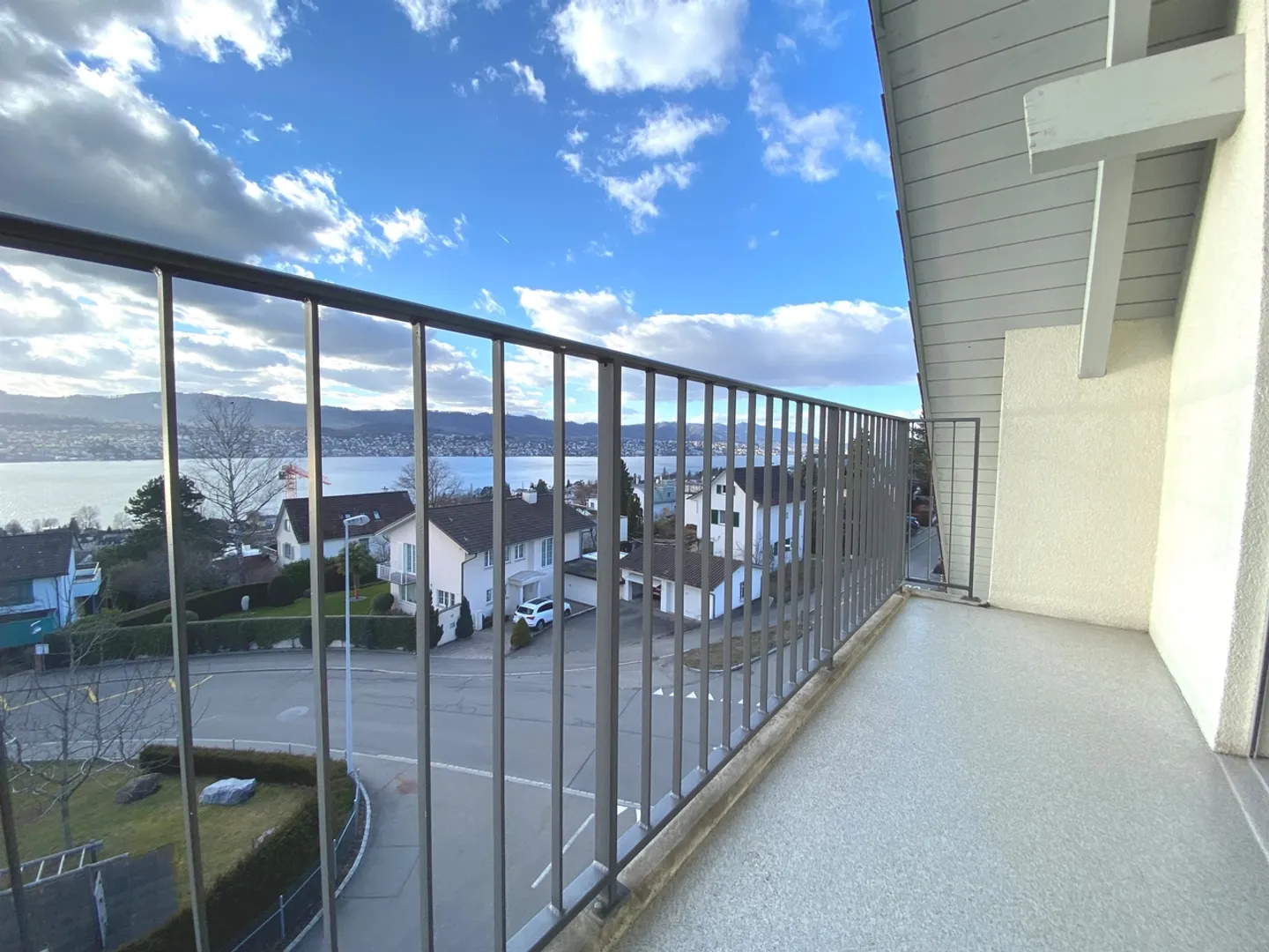 Living on the Gold Coast with magnificent lake view - Photo 9 of 9
