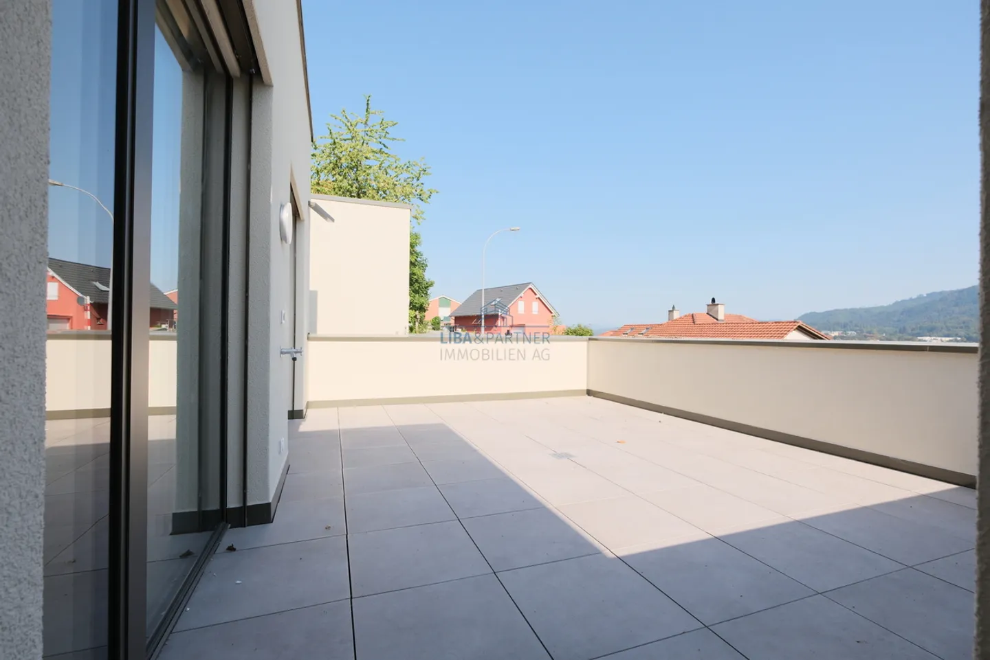 Stylish Apartment with Terrace - Photo 4 of 11