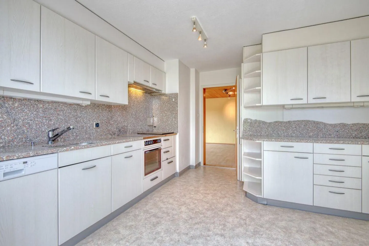 Appartement lumineux de 6½ pièces avec balcon et vue dégagée sur la verdure - Photo 13 sur 22