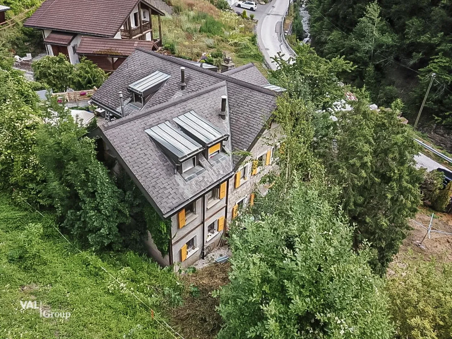 Maison dans le village avec deux appartements, dépendances et à quelques pas de Sion - Photo 1 sur 13