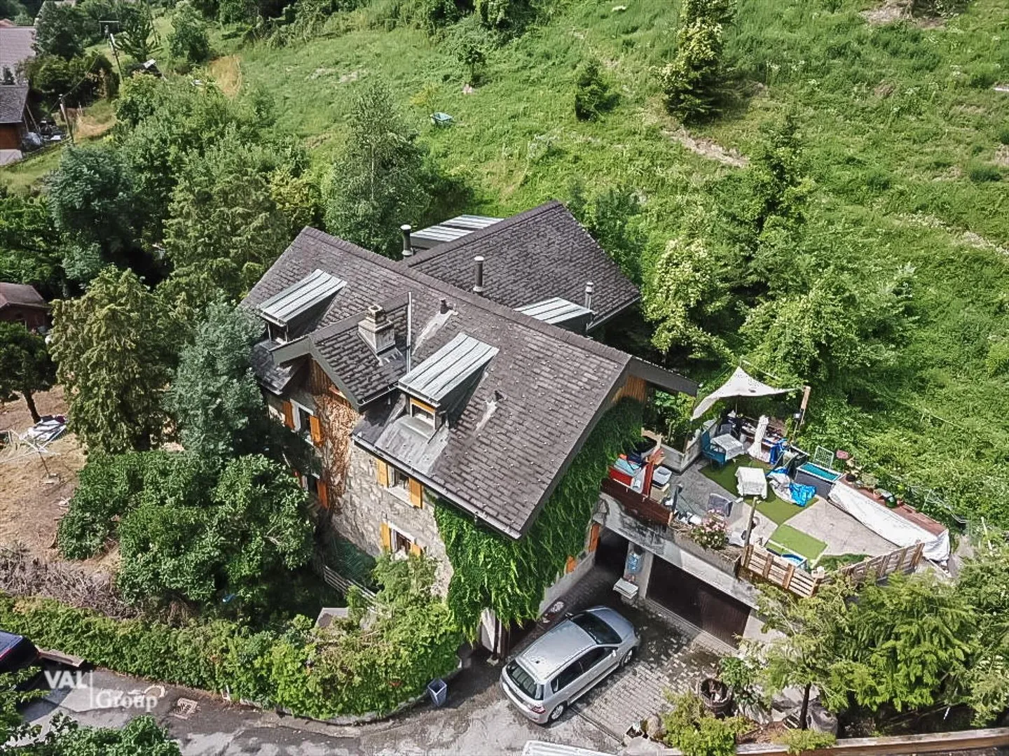 Maison dans le village avec deux appartements, dépendances et à quelques pas de Sion - Photo 2 sur 13