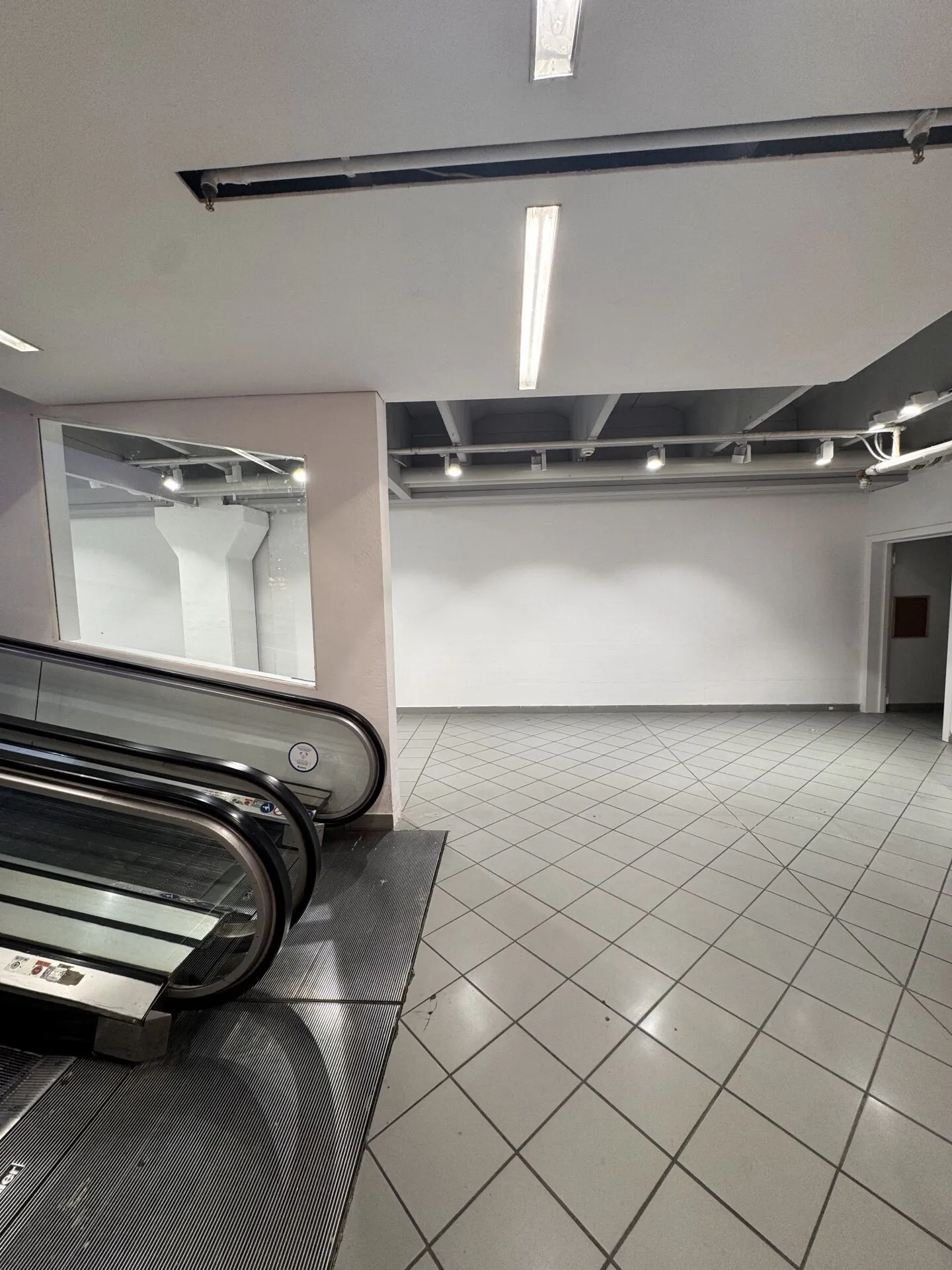 Espace commercial 80 m2 Centre commercial Grancia - Photo 10 sur 10