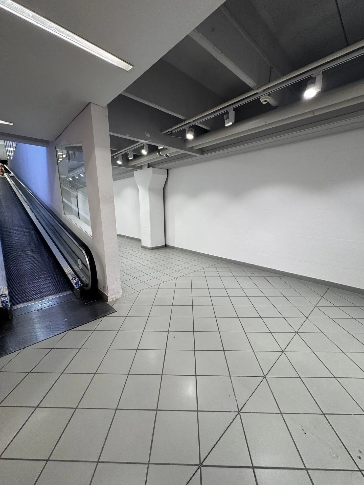 Espace commercial 80 m2 Centre commercial Grancia - Photo 3 sur 10