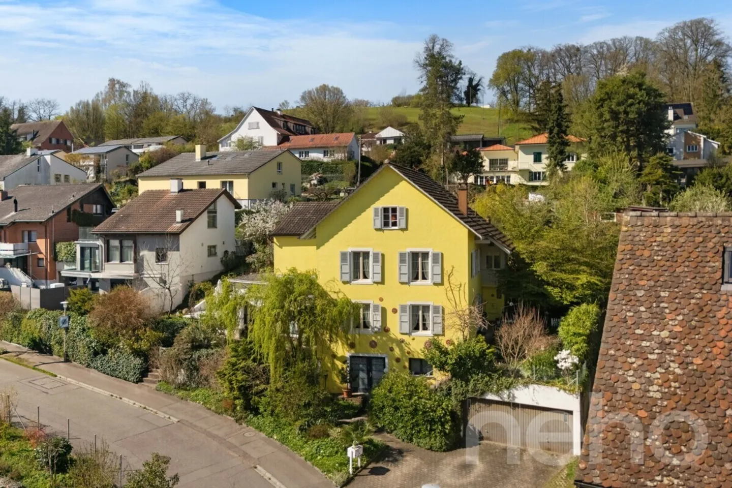 Grosszügiges &amp; renoviertes Zweifamilienhaus an zentrumsnaher Lage - Foto 1 von 13