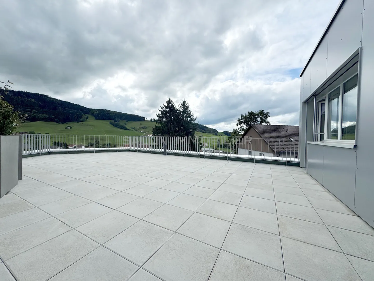 Appartamento mansardato con 4½ stanze, terrazza di circa 66 m² e loggia di circa 14 m² - Foto 5 di 9