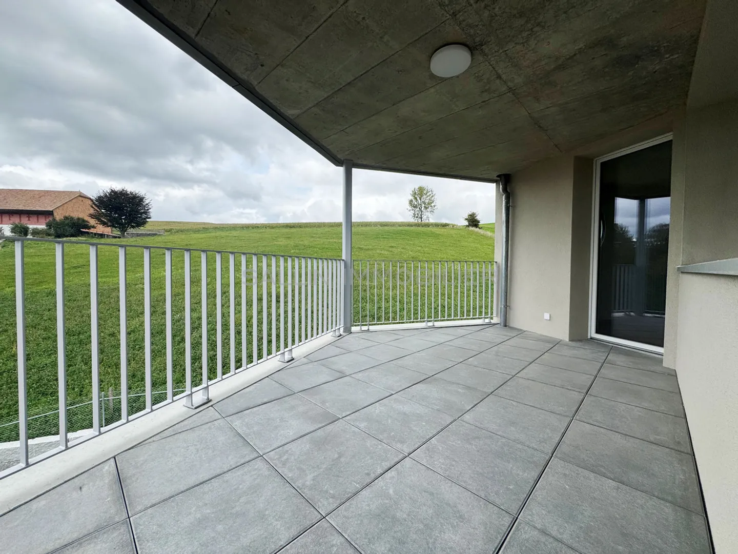 Appartamento mansardato con 4½ stanze, terrazza di circa 66 m² e loggia di circa 14 m² - Foto 6 di 9