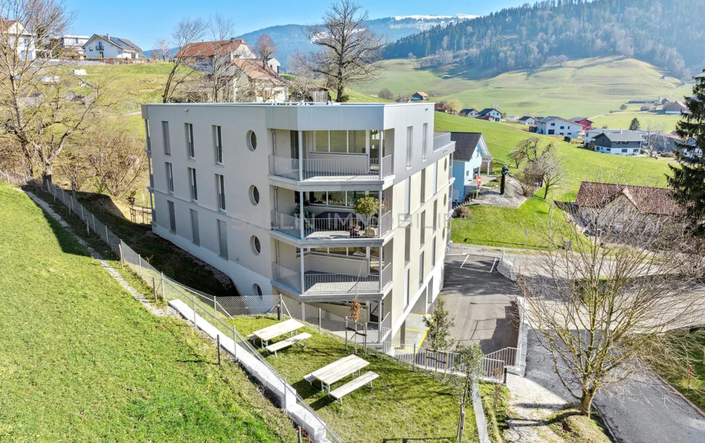Appartamento mansardato con 4½ stanze, terrazza di circa 66 m² e loggia di circa 14 m² - Foto 7 di 9