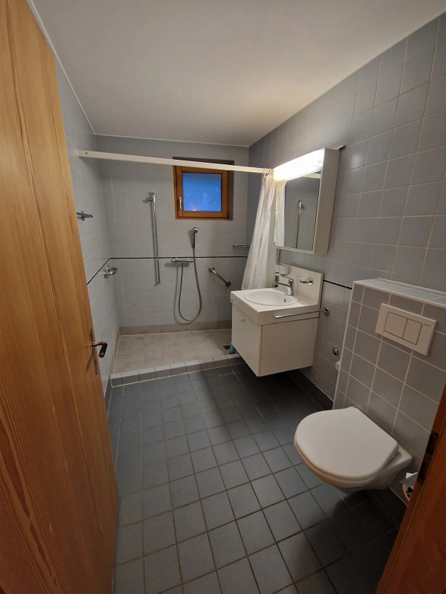 Beautiful 3.5 room apartment in a sunny location in Tomils for rent - Photo 2 of 7