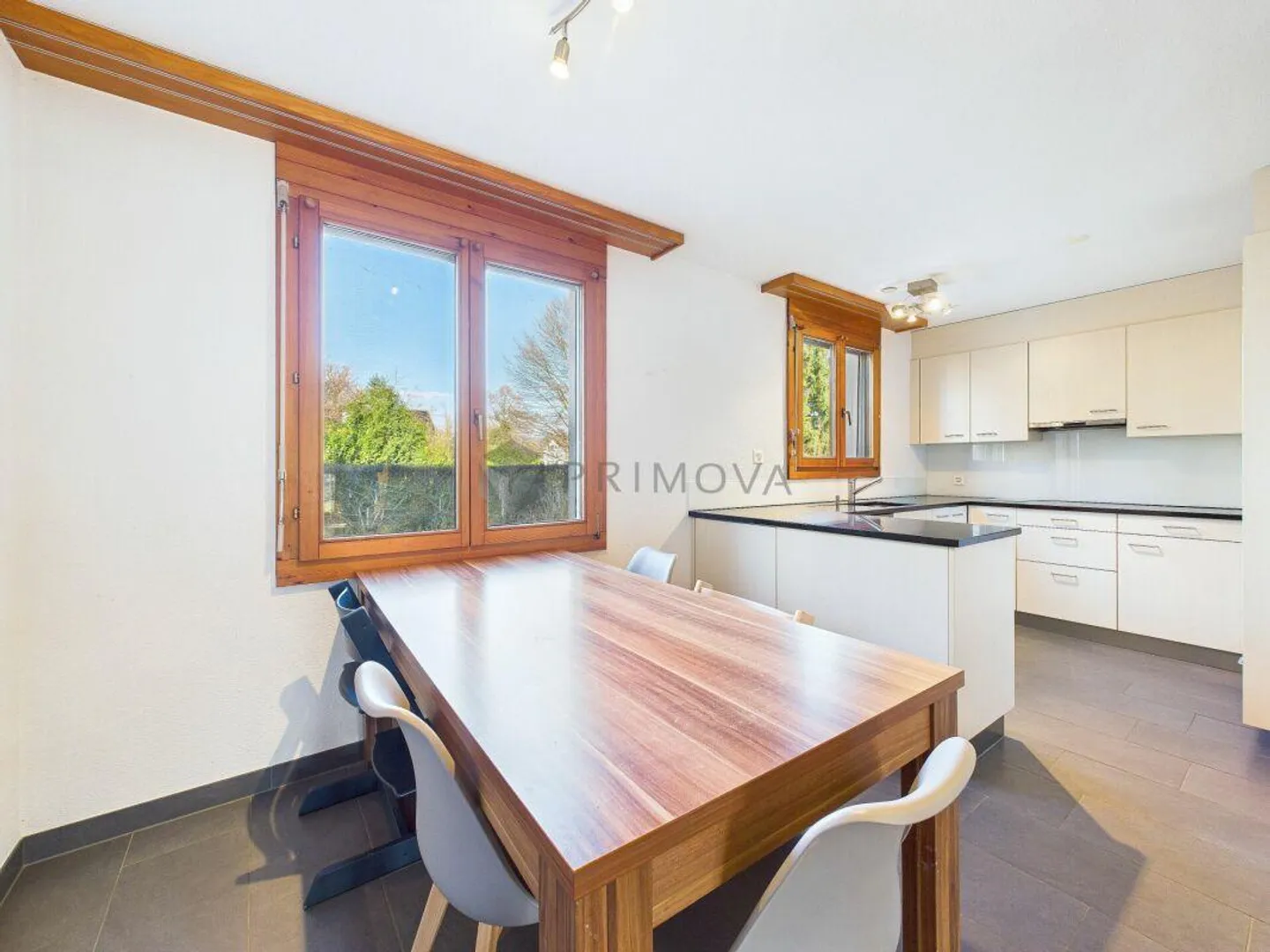 Living like in a single-family home - Photo 3 of 11