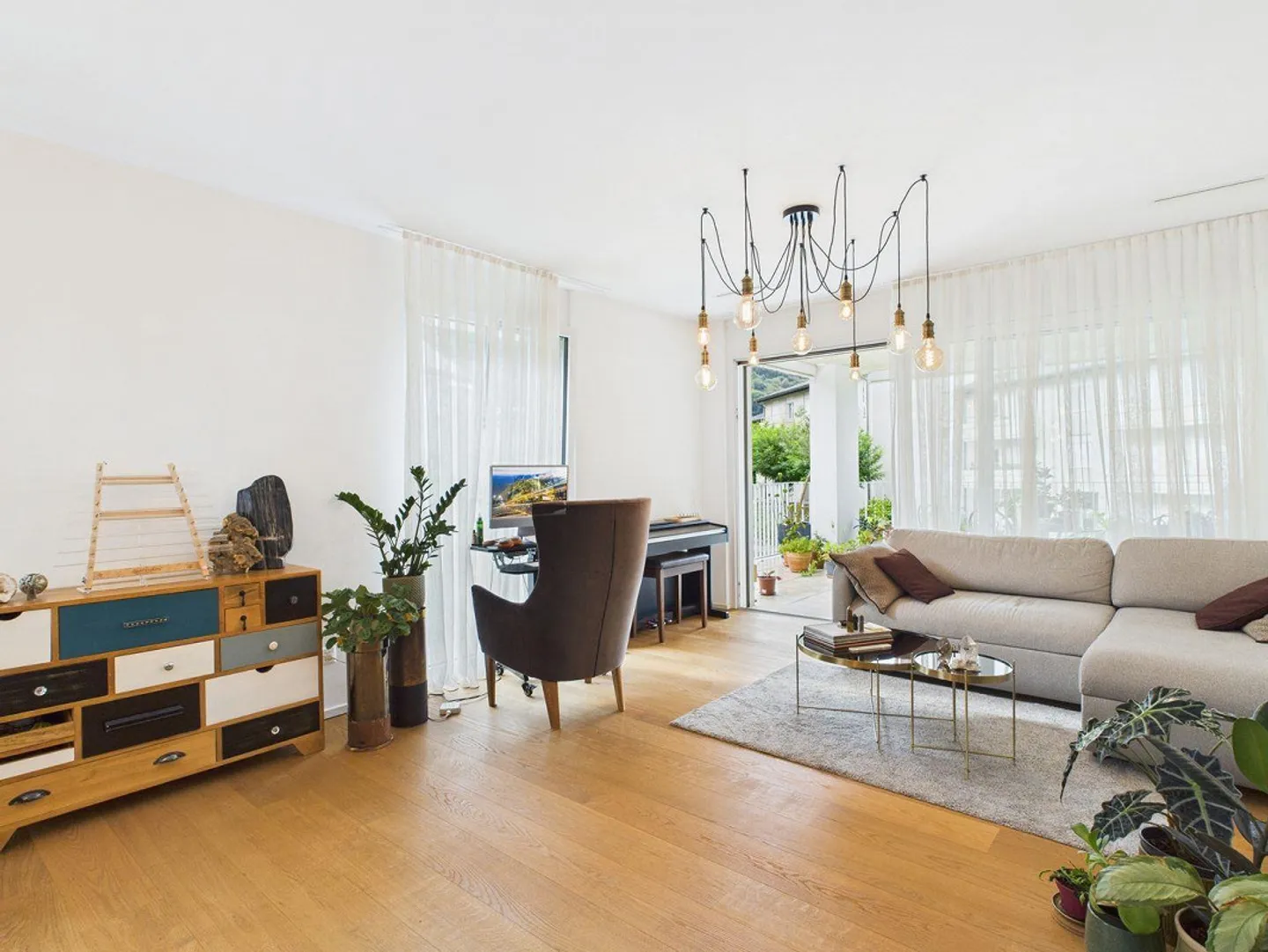 Modern Apartment with Pool - Photo 4 of 13