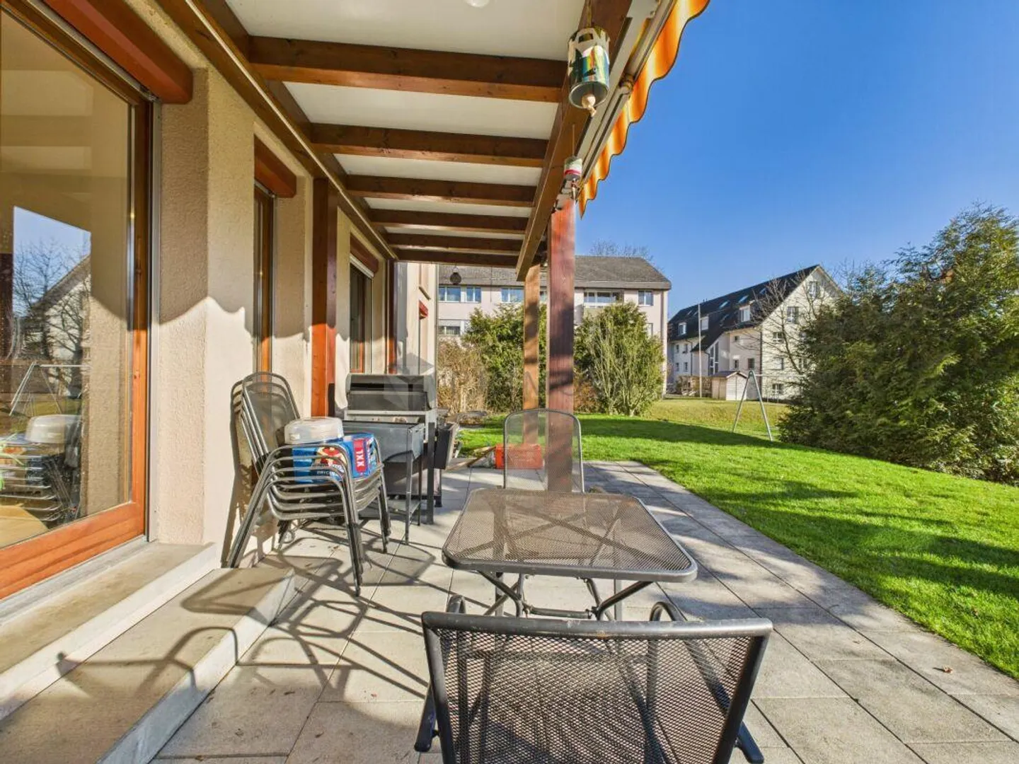 Living like in a single-family home - Photo 9 of 11