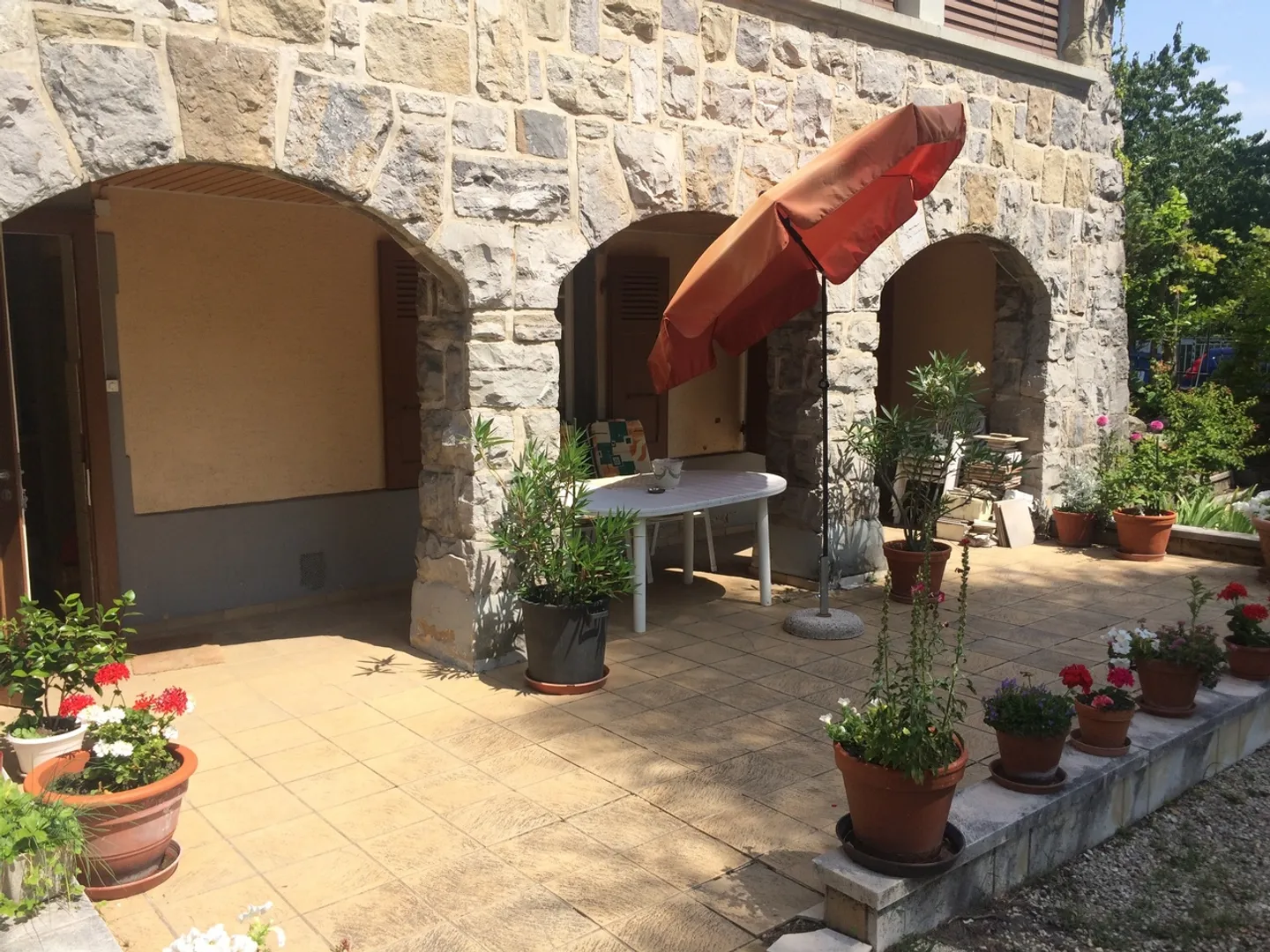 Appartement Charmant avec Terrasse - Photo 3 sur 10