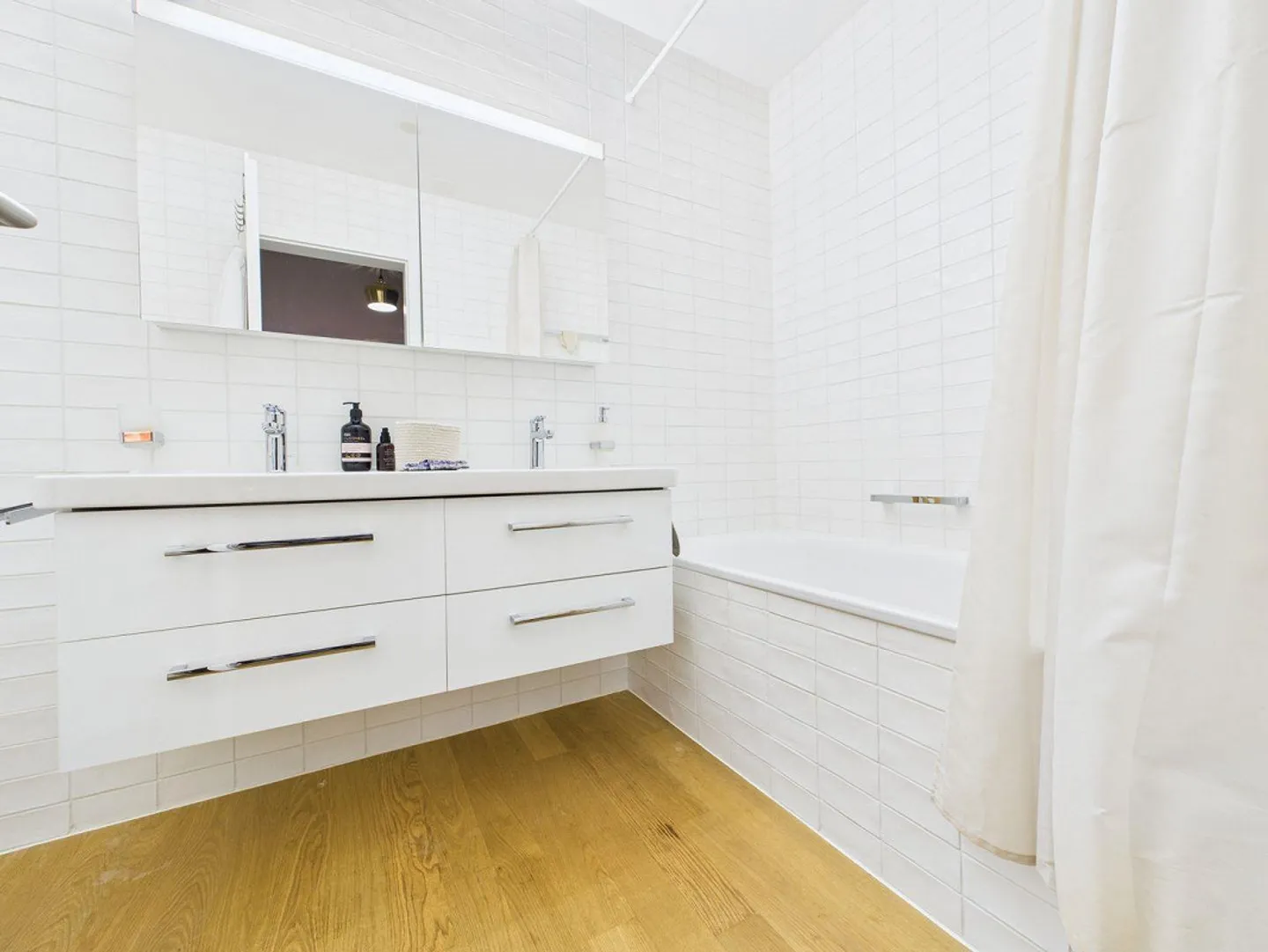 Modern Apartment with Pool - Photo 10 of 13