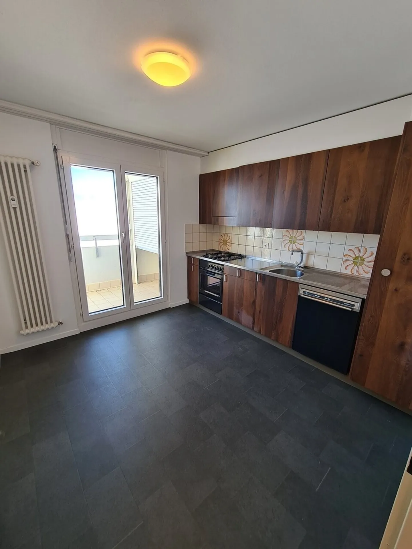 In den Höhenlagen von La Chaux-de-Fonds wartet diese 3,5-Zimmer-Wohnung auf Sie! - Foto 3 von 8