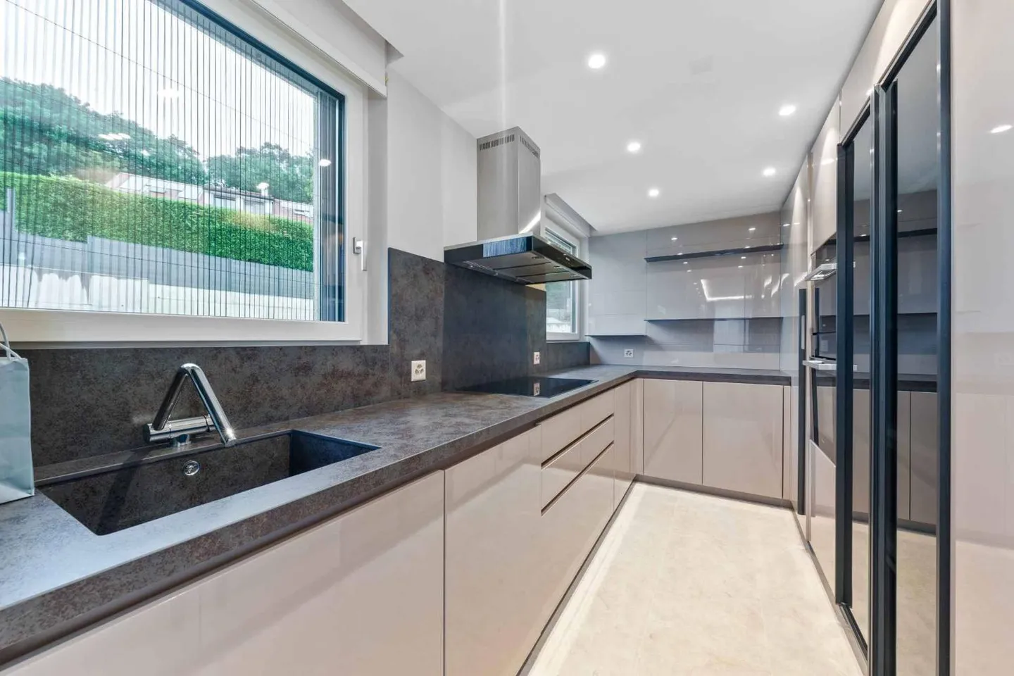 Propriété magnifique avec 10 chambres - Vue incomparable - Piscine intérieure - Photo 4 sur 11