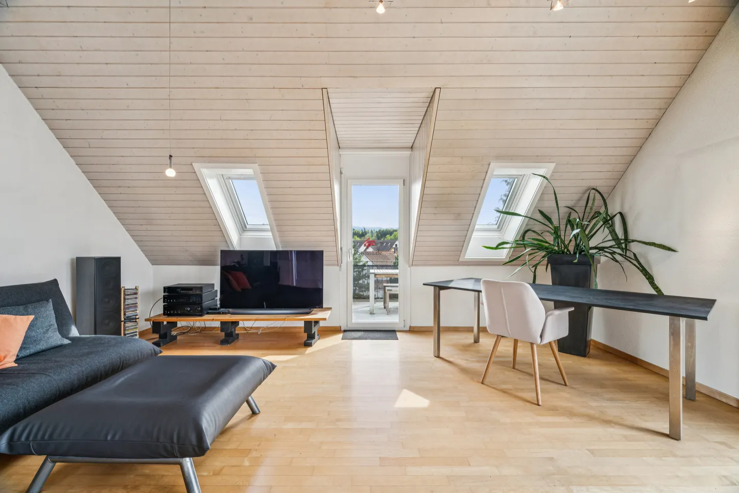 Appartement Attique Stylé avec Vue - Photo 2 sur 5