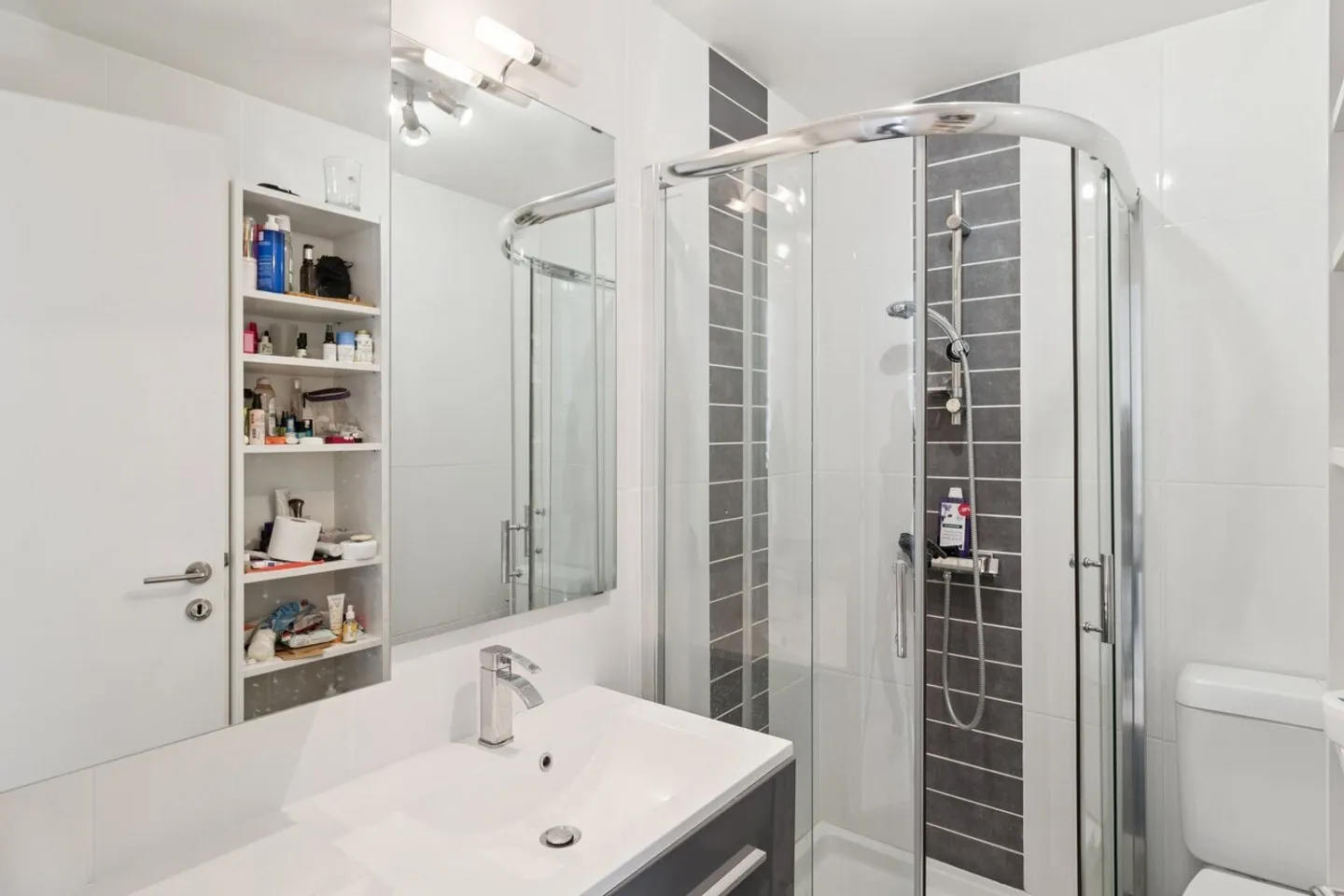 Eleganza contemporanea nel cuore della campagna ginevrina - Foto 10 di 16