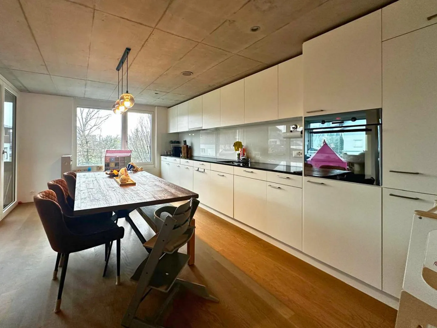 Appartement moderne de 3,5 pièces avec jardin d'hiver et intérieur élégant - Photo 3 sur 12