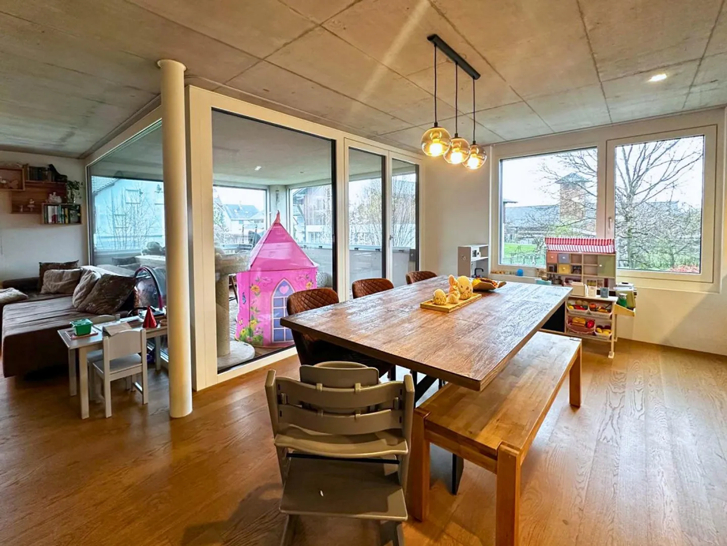 Appartement moderne de 3,5 pièces avec jardin d'hiver et intérieur élégant - Photo 4 sur 12