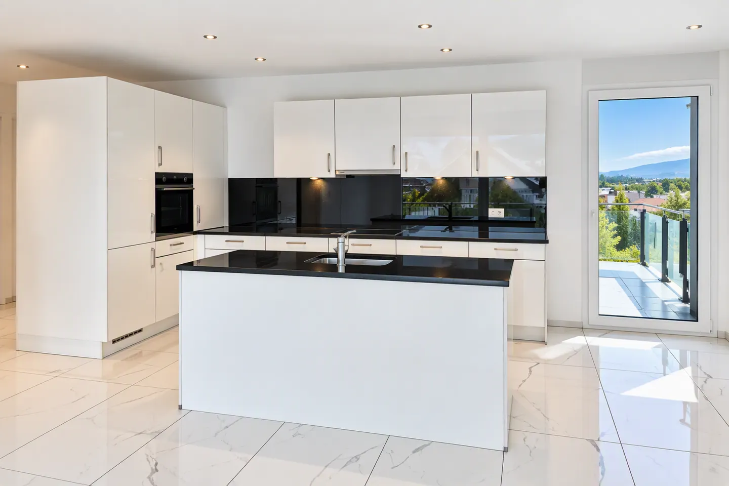 Moderne Attikawohnung mit Terrassen - Foto 3 von 3