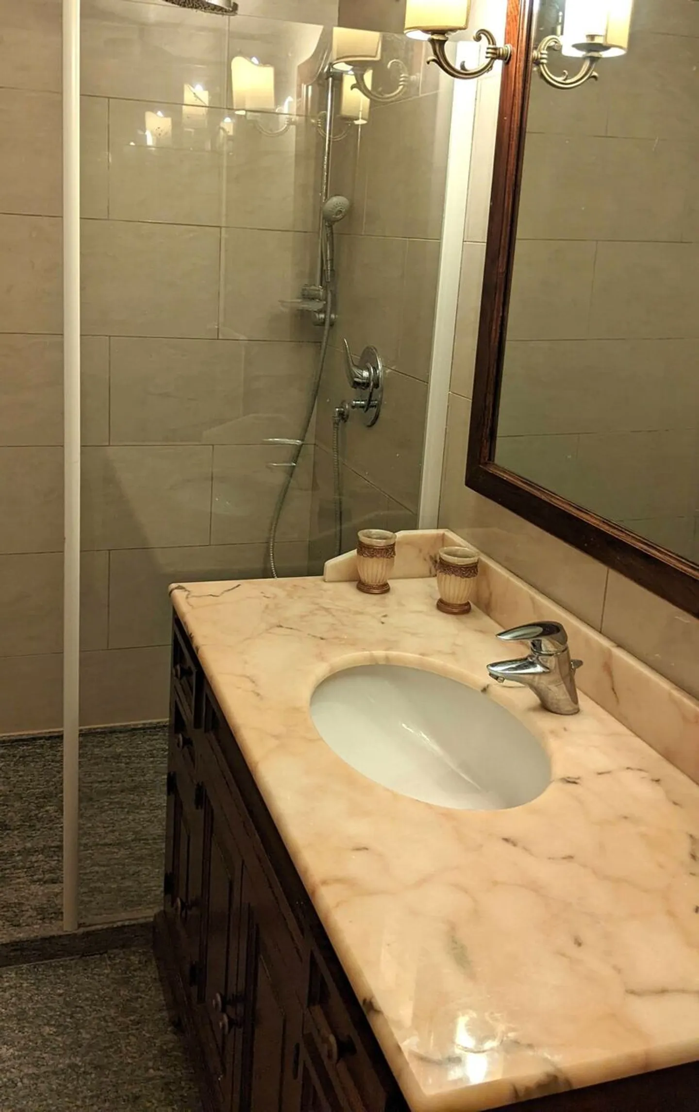 À LOUER SUPERBE APPARTEMENT - 6 PIÈCES - 155 M² GENÈVE - RIVE DROITE - À 100 M DU LAC - Photo 5 sur 13