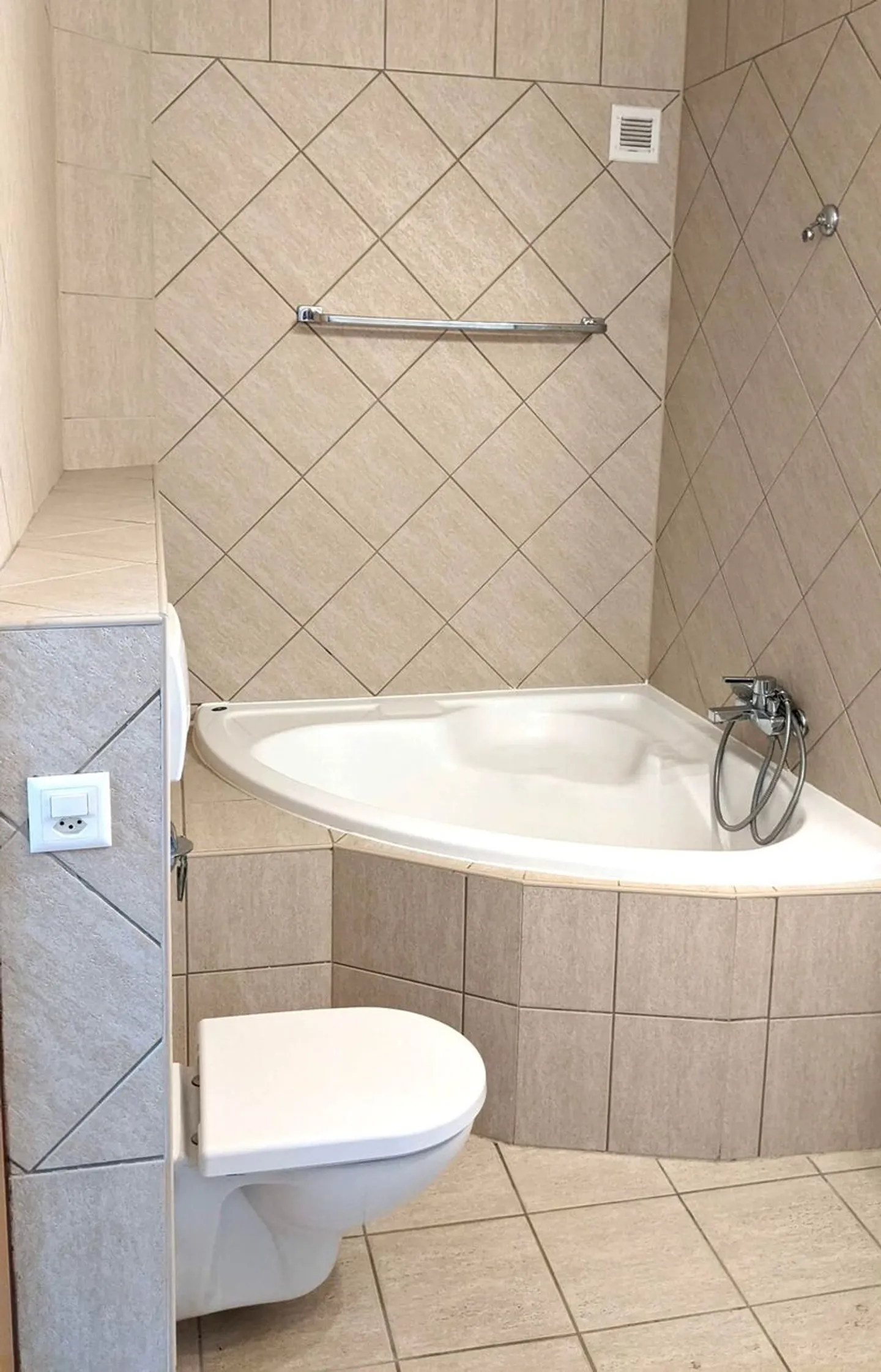 À LOUER SUPERBE APPARTEMENT - 6 PIÈCES - 155 M² GENÈVE - RIVE DROITE - À 100 M DU LAC - Photo 13 sur 13