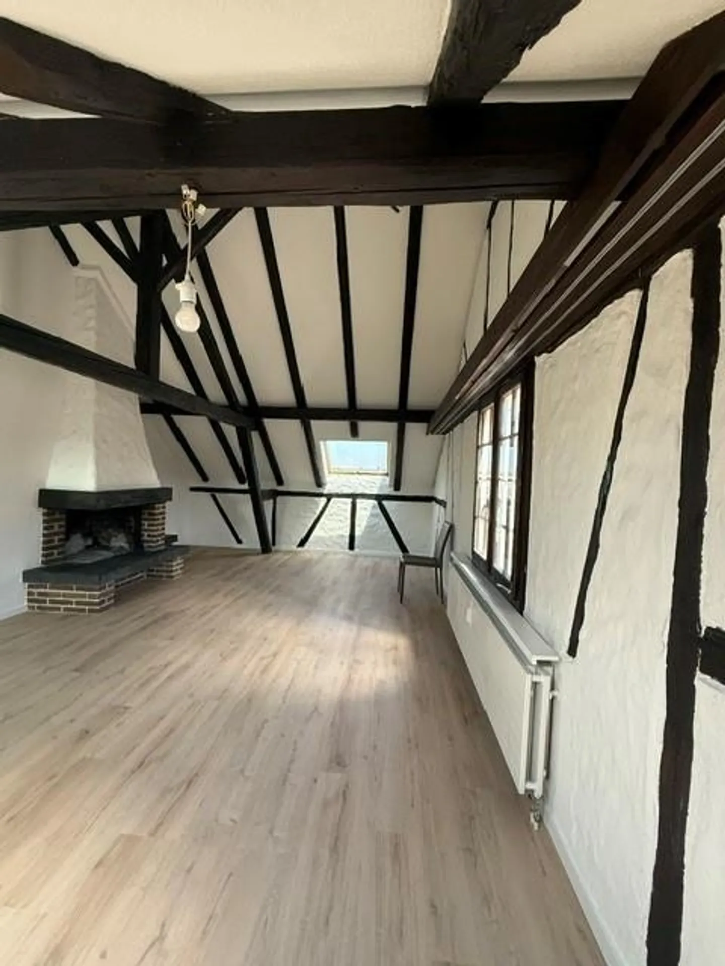 Appartement mansardé de 2.5 pièces fraîchement rénové et confortable - Photo 1 sur 14