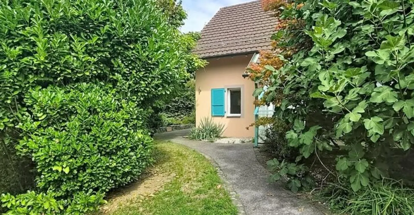 6-room House - Photo 1 of 12