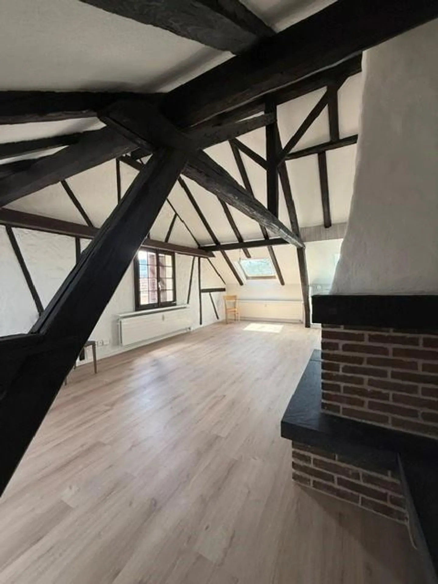Appartement mansardé de 2.5 pièces fraîchement rénové et confortable - Photo 2 sur 14