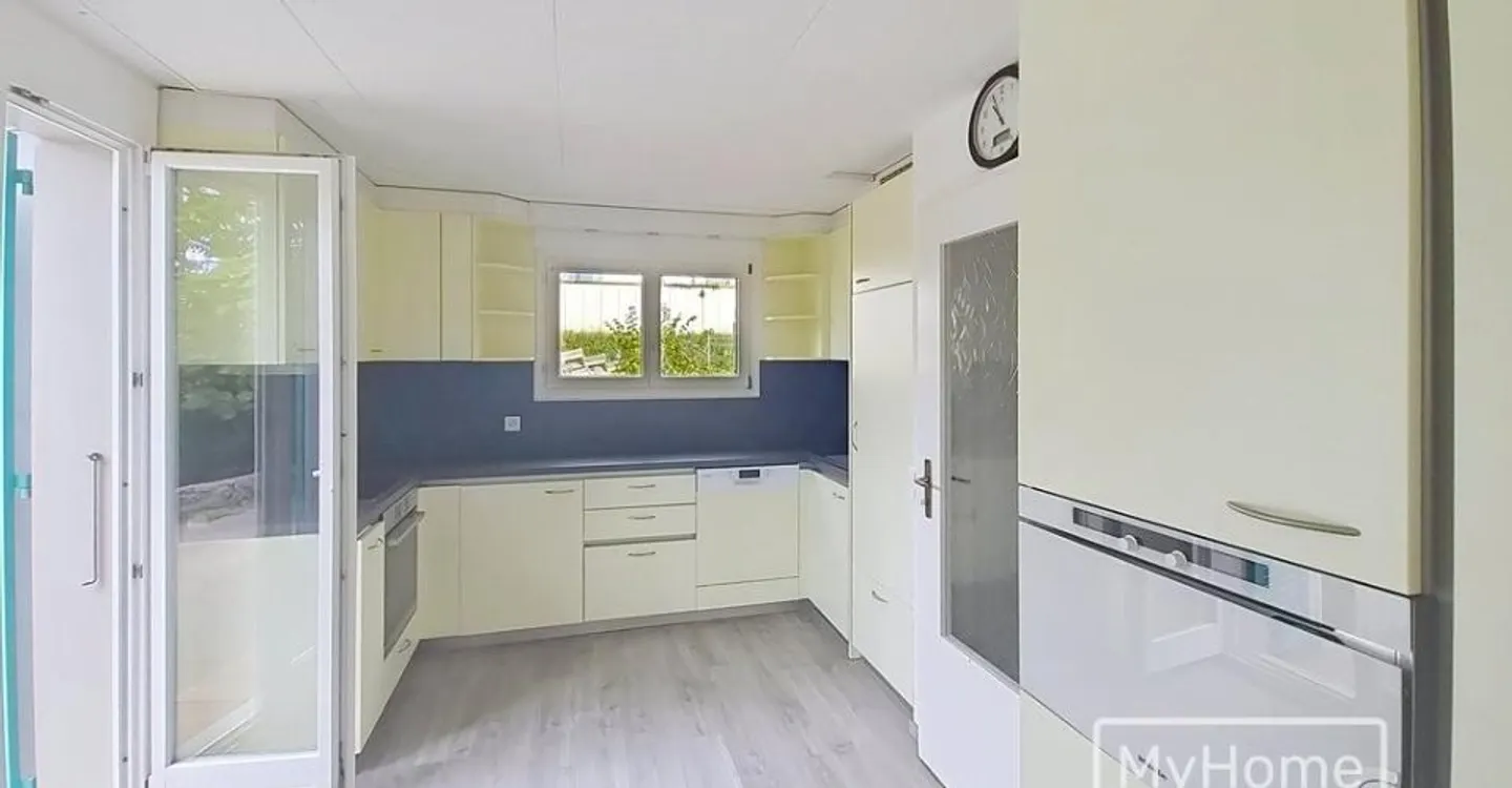 6-room House - Photo 2 of 12