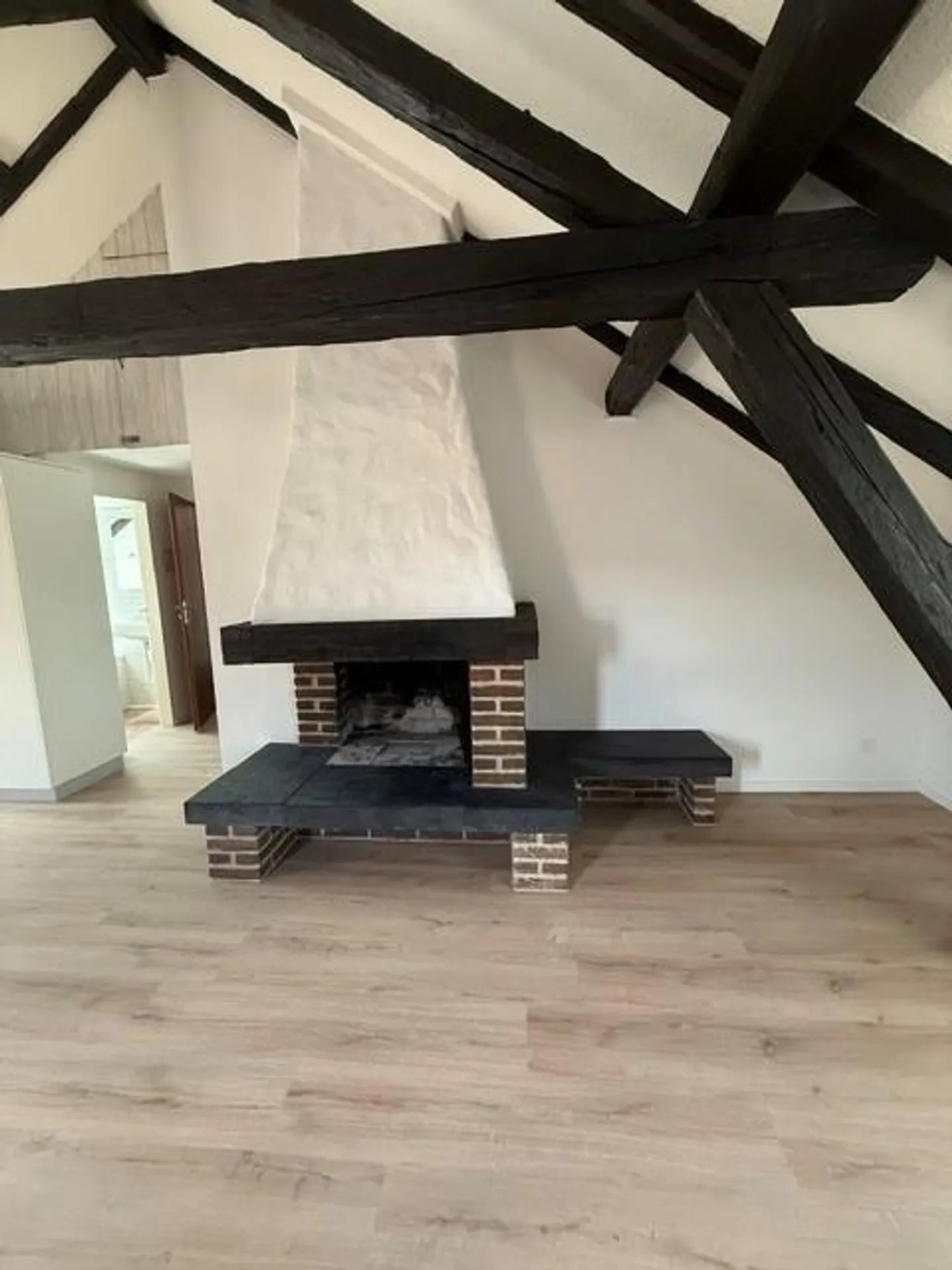 Appartement mansardé de 2.5 pièces fraîchement rénové et confortable - Photo 3 sur 14