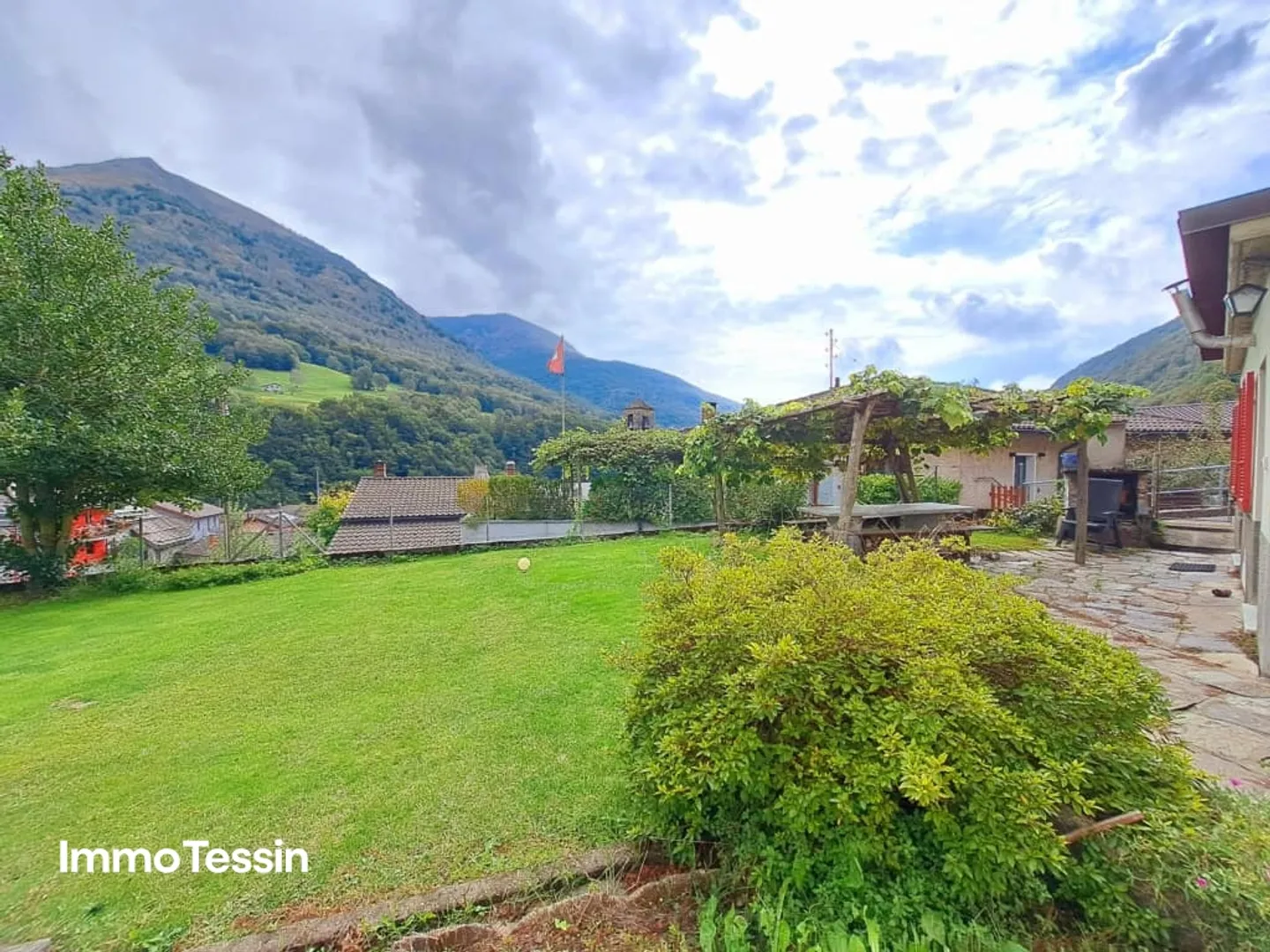 Charming Ticino House with Large Garden, Grottino & Panoramic View of the Ticino Mountains - Photo 5 of 13