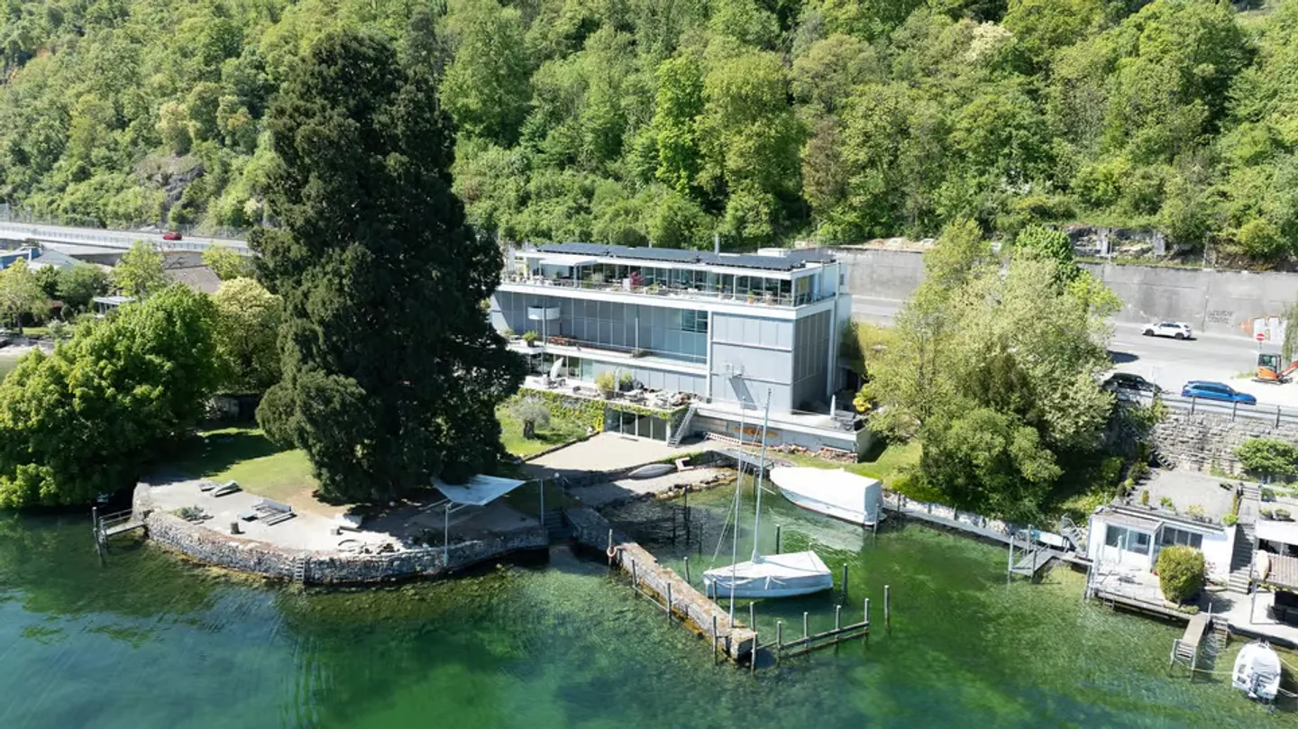 Appartamento triplex esclusivo con accesso diretto al lago e posto barca privato a Twan - Foto 2 di 13