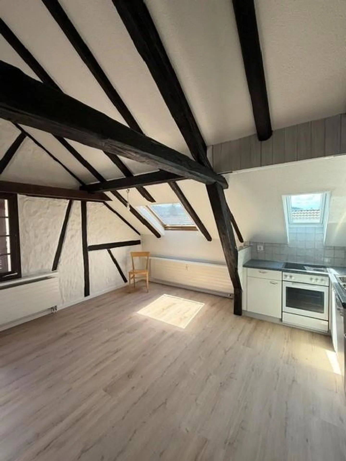 Appartement mansardé de 2.5 pièces fraîchement rénové et confortable - Photo 4 sur 14