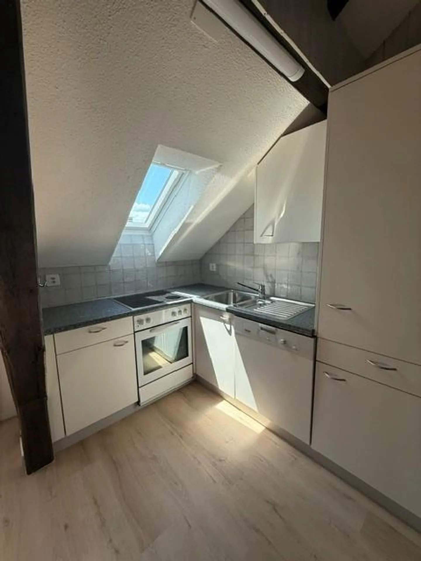 Appartement mansardé de 2.5 pièces fraîchement rénové et confortable - Photo 5 sur 14