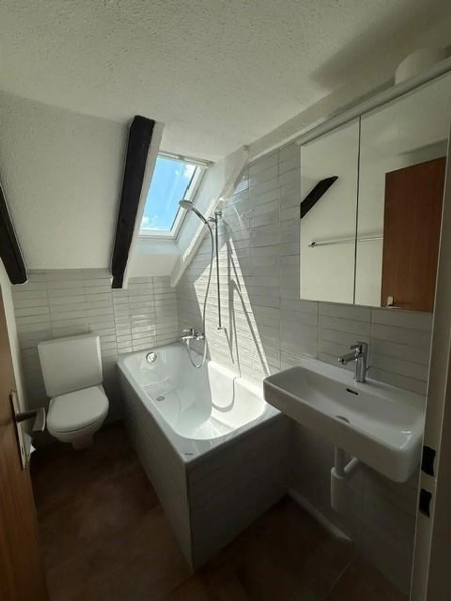 Appartement mansardé de 2.5 pièces fraîchement rénové et confortable - Photo 6 sur 14