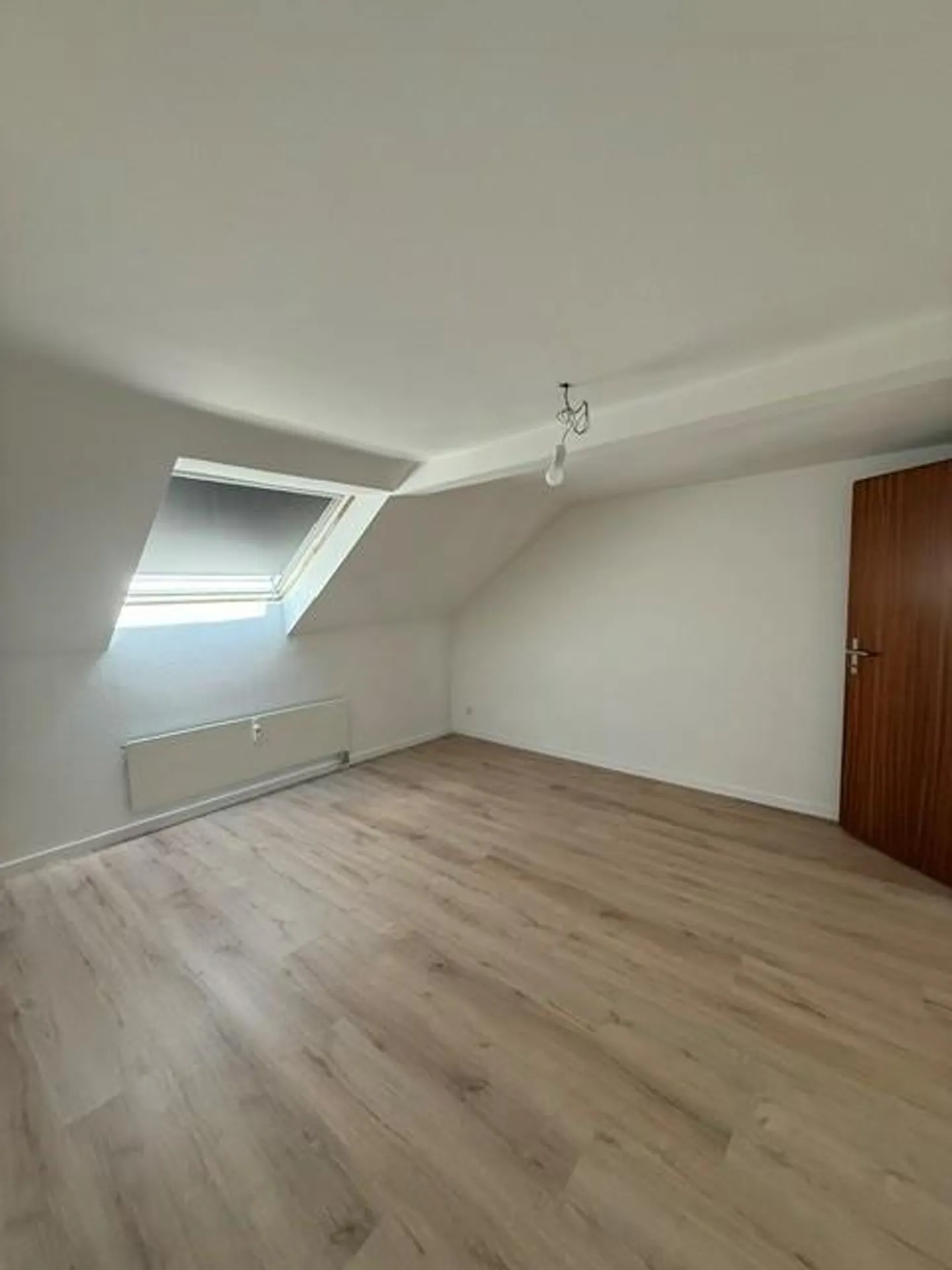 Appartement mansardé de 2.5 pièces fraîchement rénové et confortable - Photo 9 sur 14