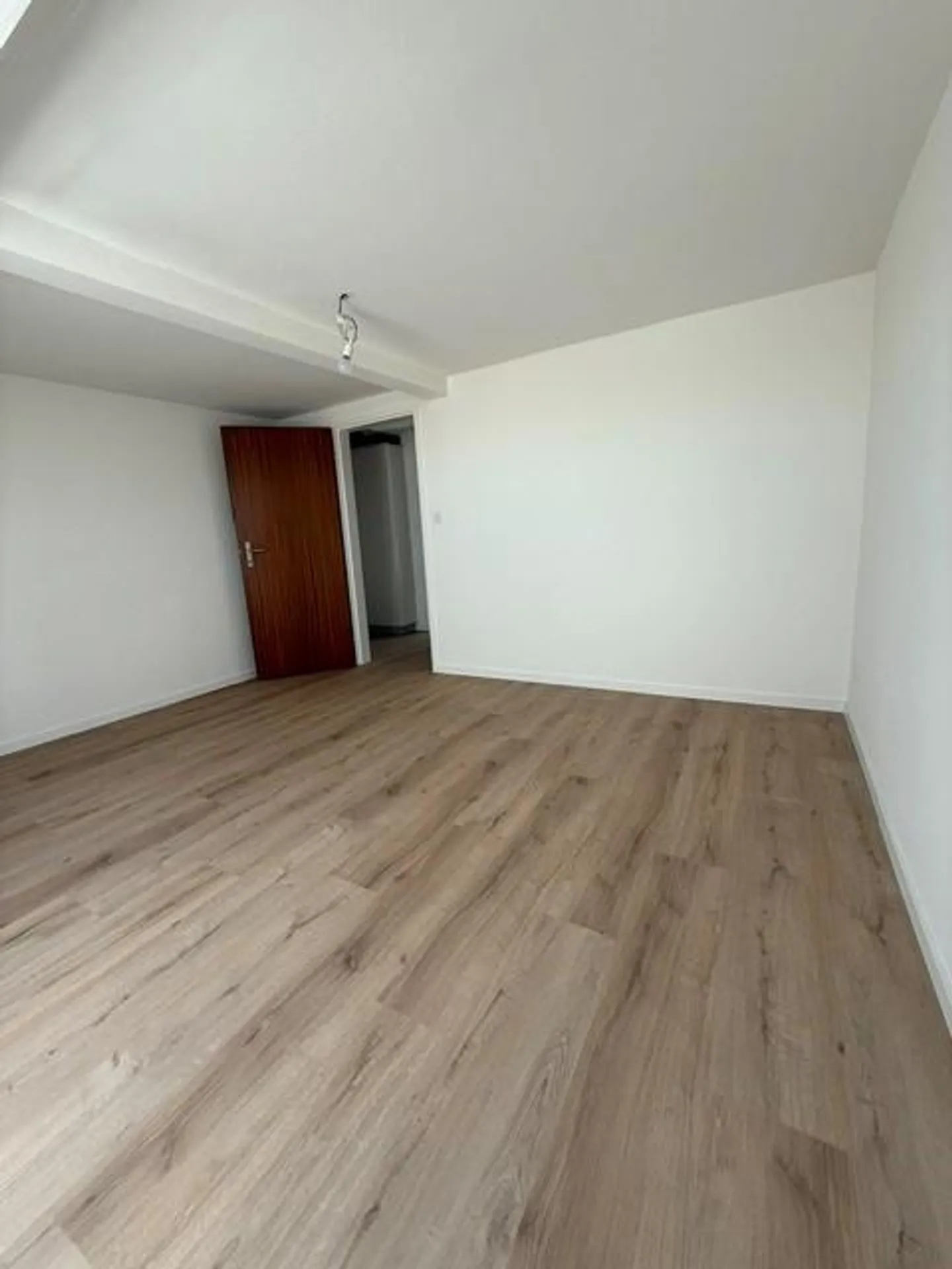 Appartement mansardé de 2.5 pièces fraîchement rénové et confortable - Photo 10 sur 14