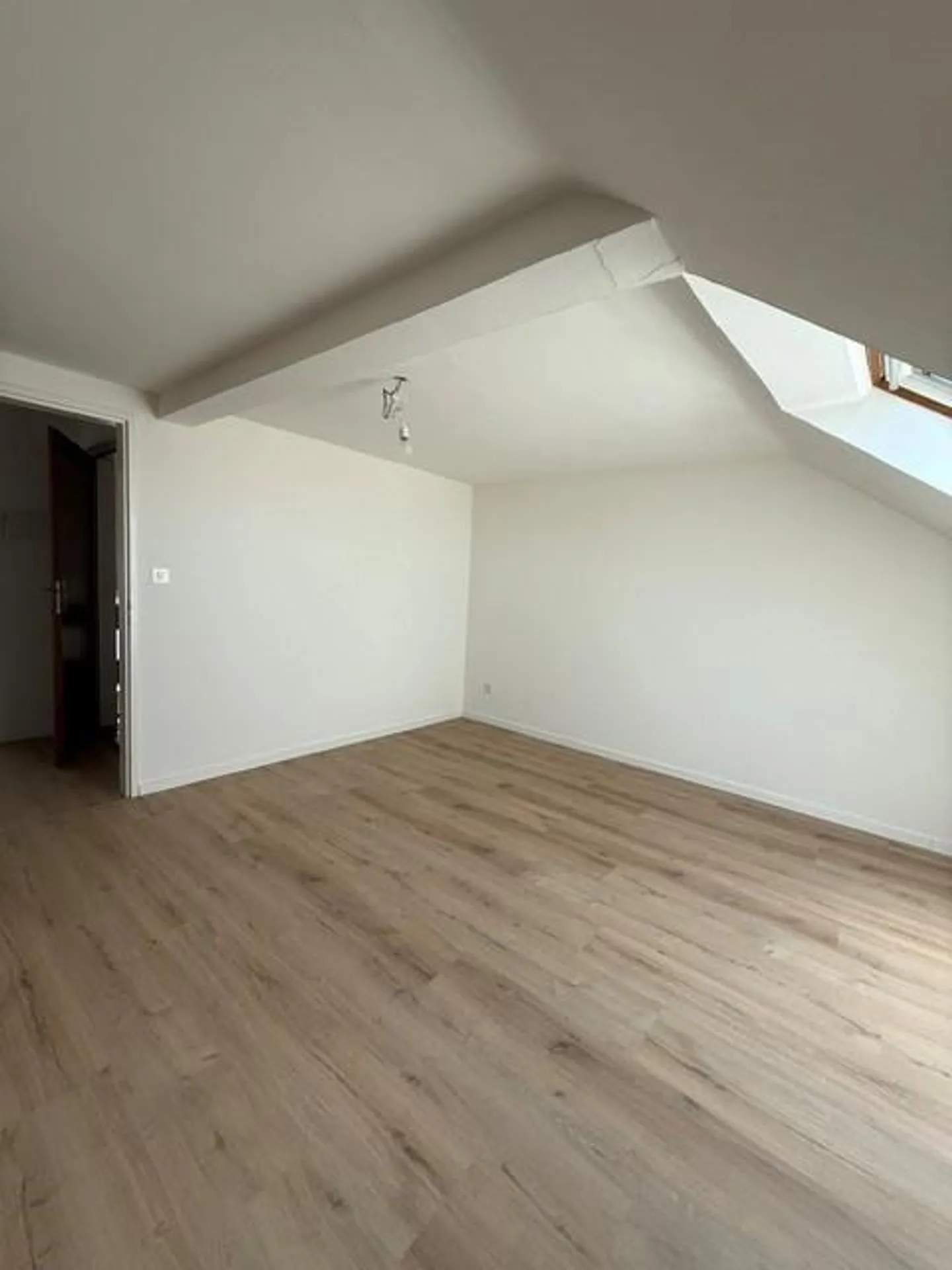 Appartement mansardé de 2.5 pièces fraîchement rénové et confortable - Photo 11 sur 14