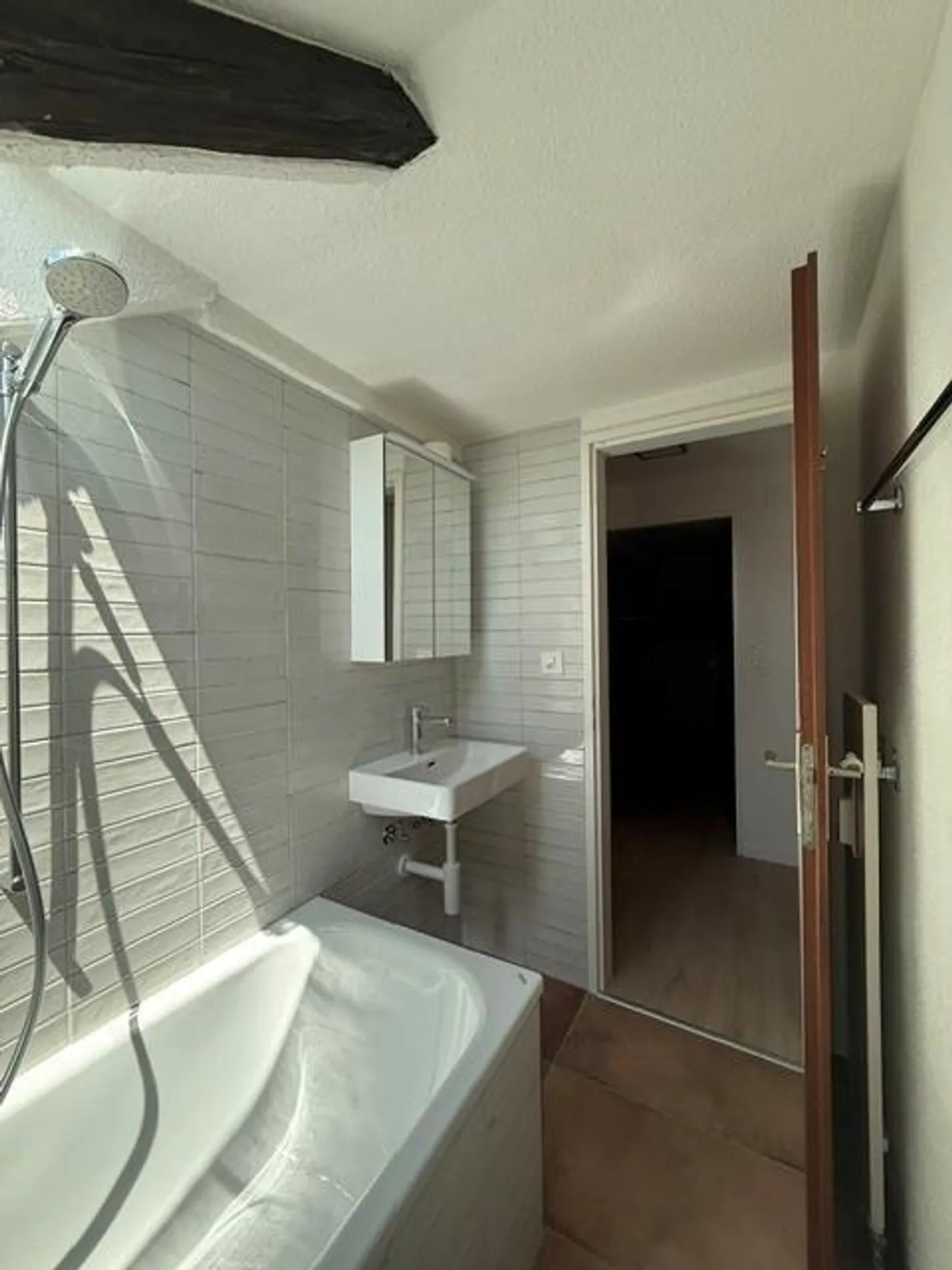 Appartement mansardé de 2.5 pièces fraîchement rénové et confortable - Photo 7 sur 14