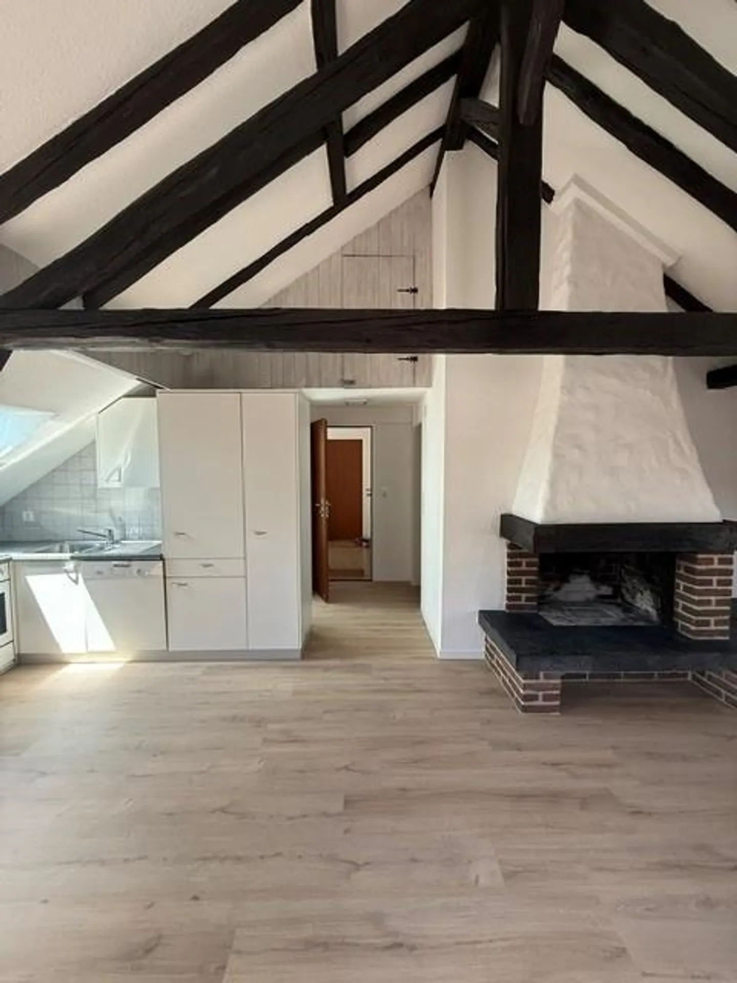 Appartement mansardé de 2.5 pièces fraîchement rénové et confortable - Photo 8 sur 14