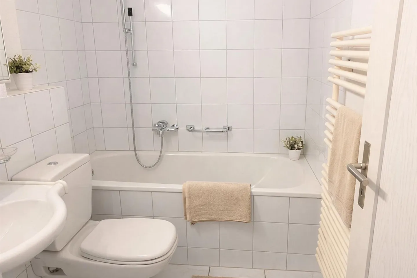 2.5 Room Apartment on the 1st Floor with Elevator - Photo 4 of 7