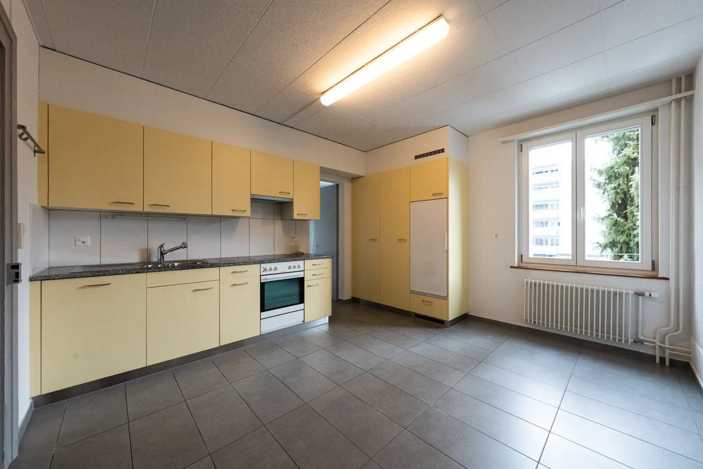 Central 5-room apartment on the 1st floor for rent - Photo 2 of 13