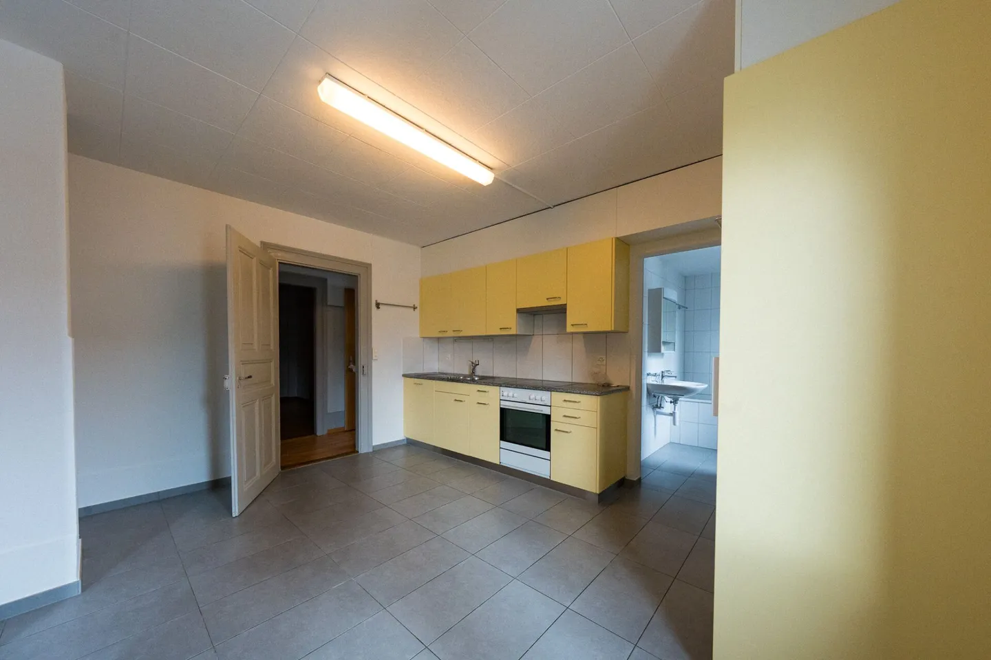 Central 5-room apartment on the 1st floor for rent - Photo 3 of 13